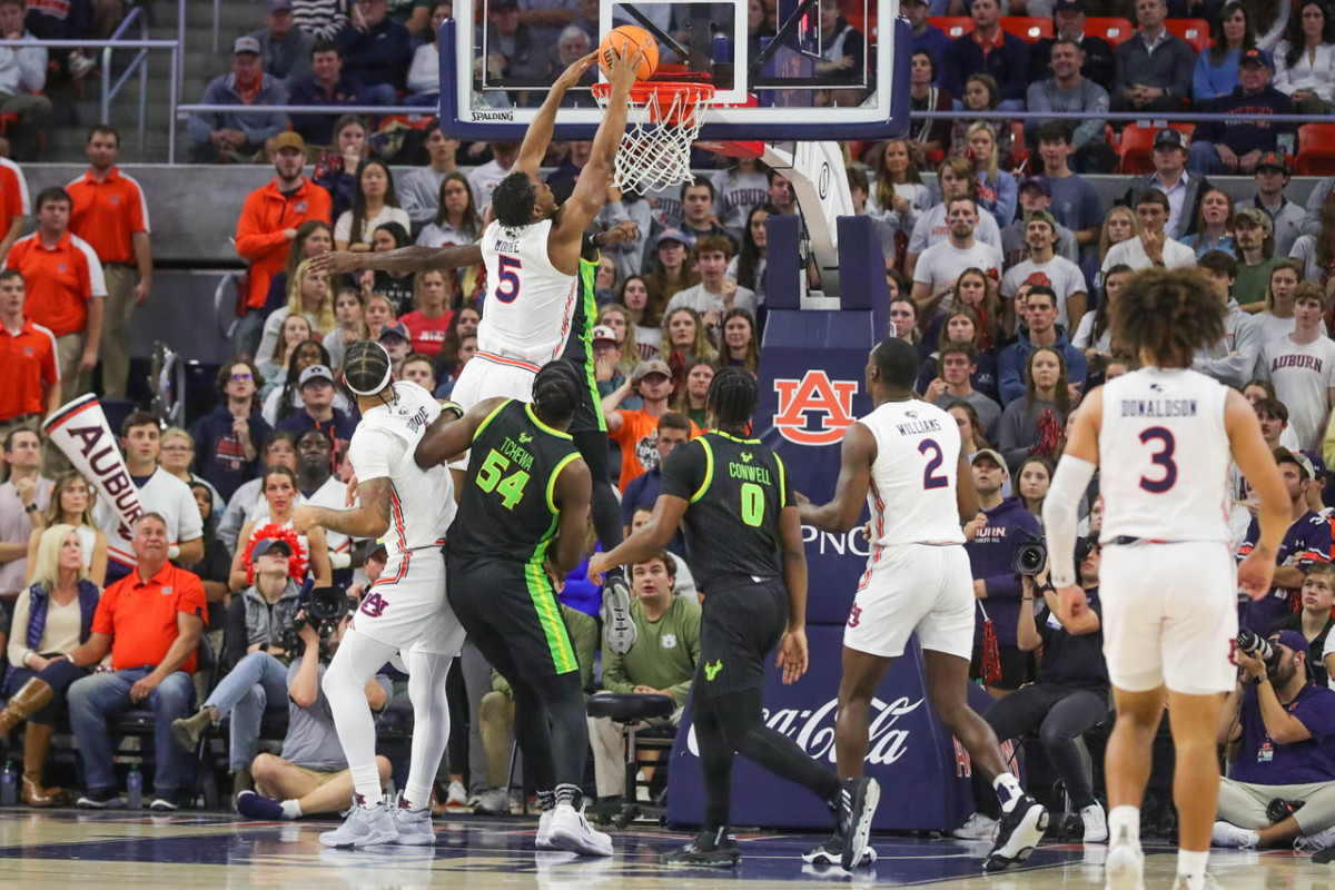 Chris Moore dunks vs South Florida for Auburn basketball.